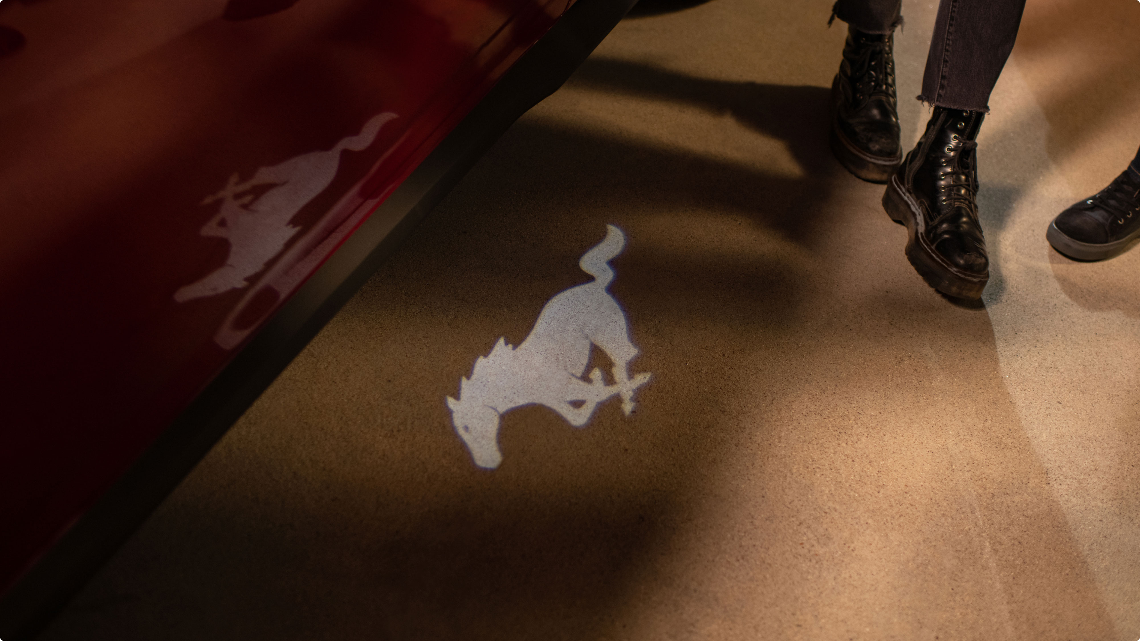 Luces de bienvenida con el logo de Mustang