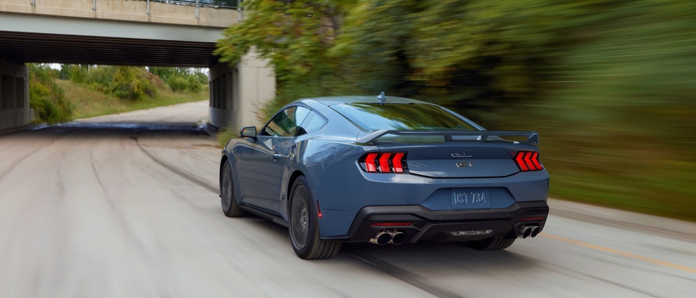 Ford Mustang GT Premium azul en movimiento