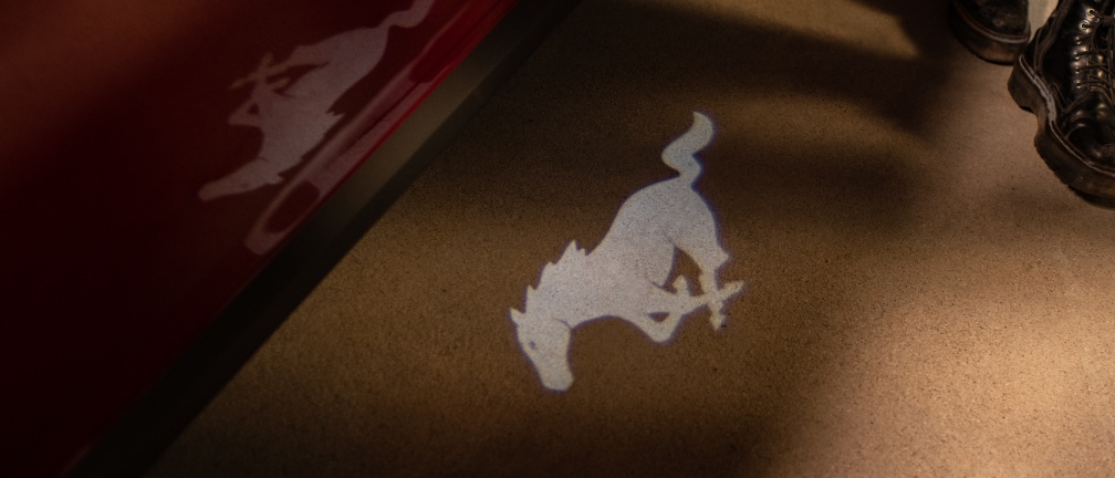 Luces de bienvenida con el logo de Mustang
