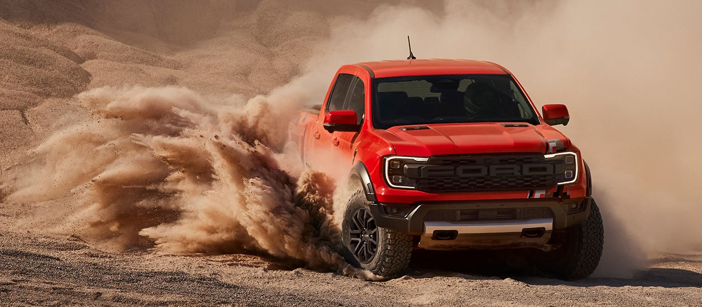 Pick-up Ranger Raptor en movimiento sobre terreno complicado