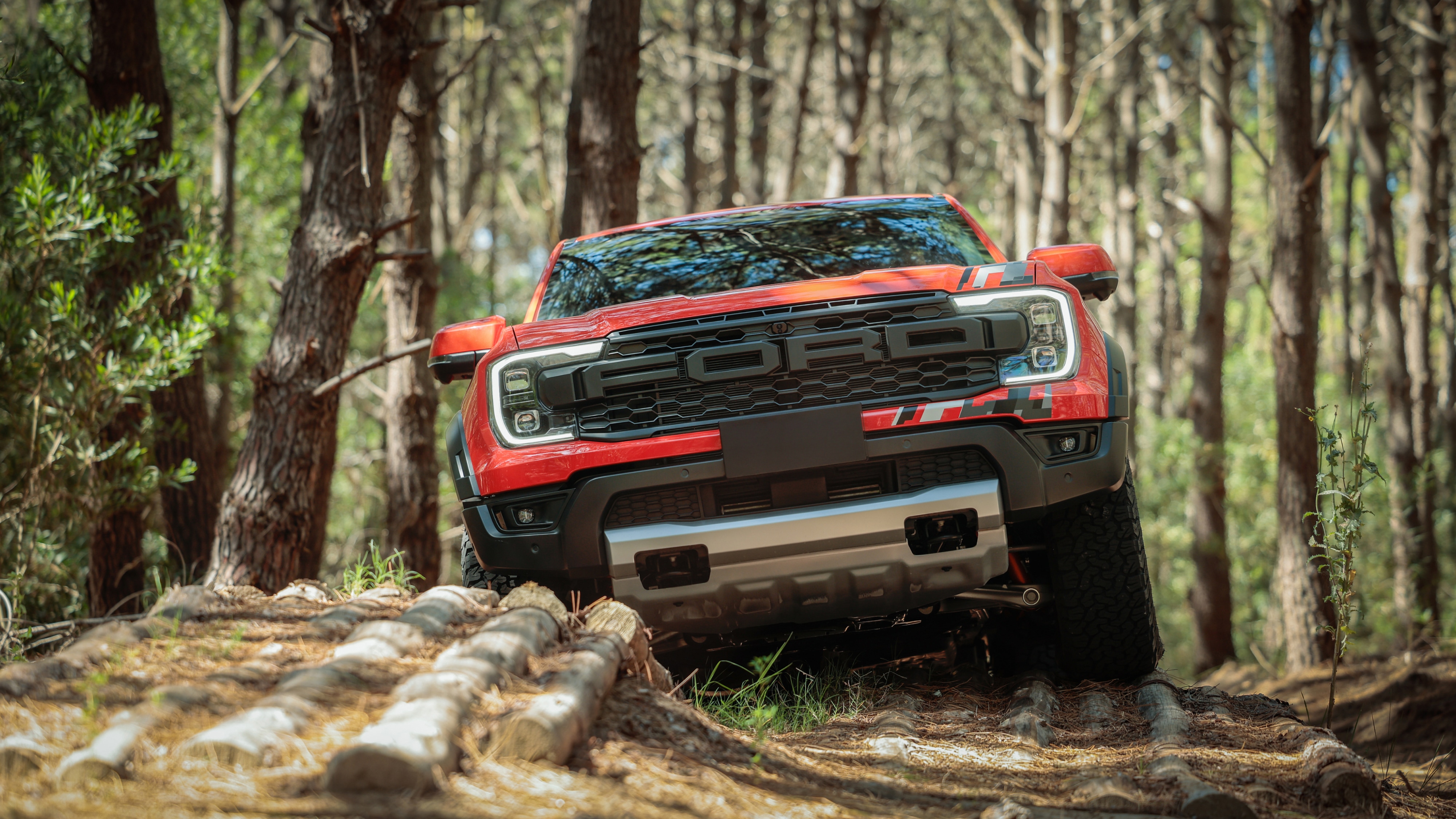 Pick-up Ranger Raptor en entorno aventurero