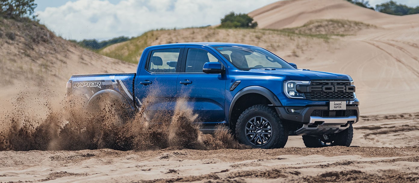 Ford Ranger Raptor azul demostrando capacidades en terreno complicado