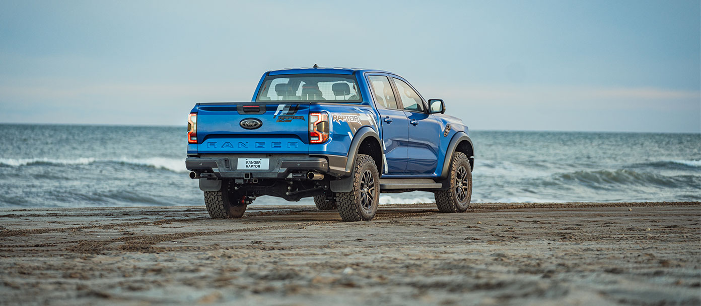 Pick-Up Ranger Raptor azul en la arena