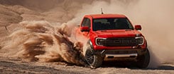 Pick-up Ranger Raptor en movimiento sobre terreno complicado