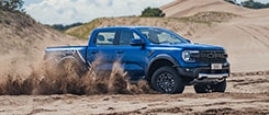 Ford Ranger Raptor azul demostrando capacidades en terreno complicado