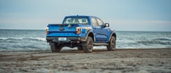 Pick-Up Ranger Raptor azul en la arena