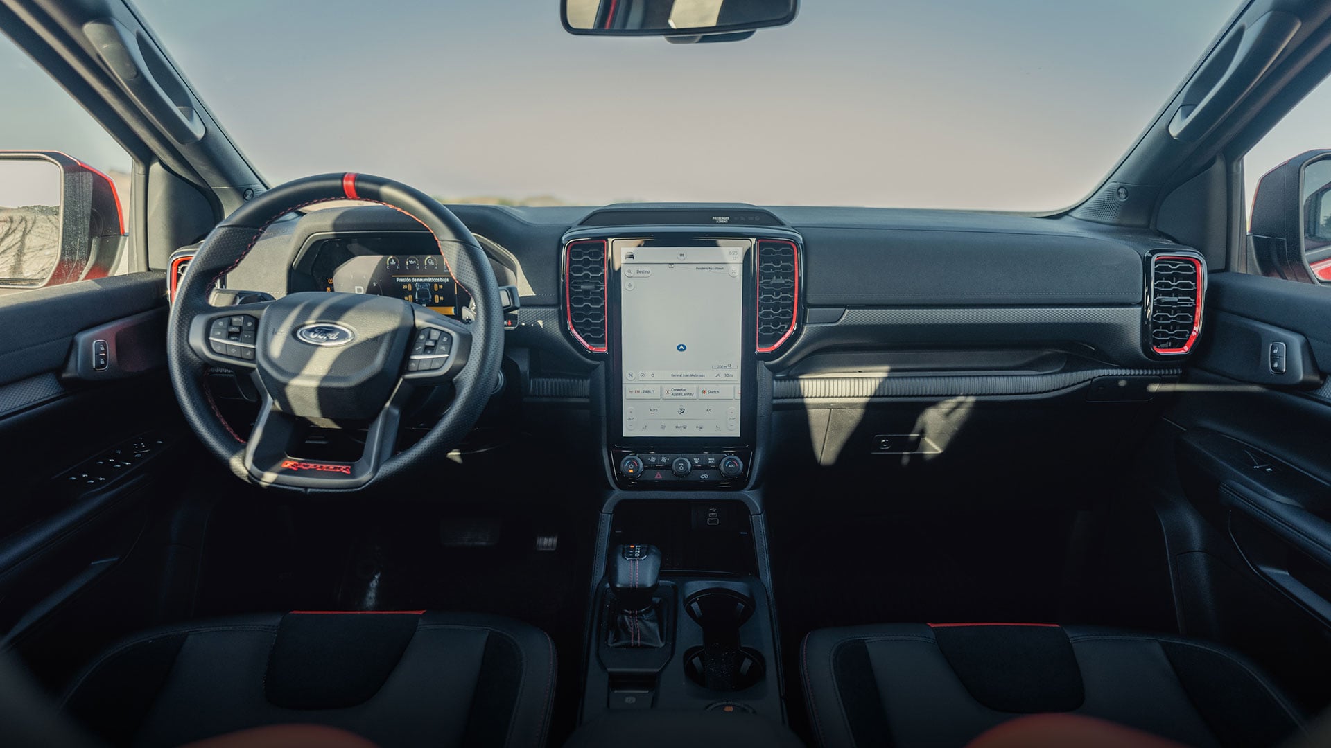 Interior de la cabina de la Ford Ranger Raptor con salpicadero y pantalla central