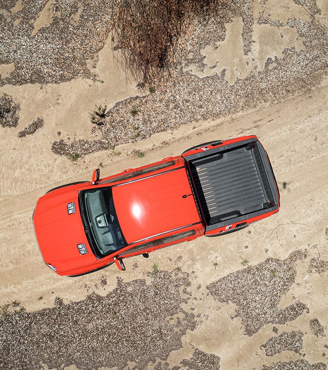 Vista aérea superior de la Pick-up Ranger Raptor en color naranja