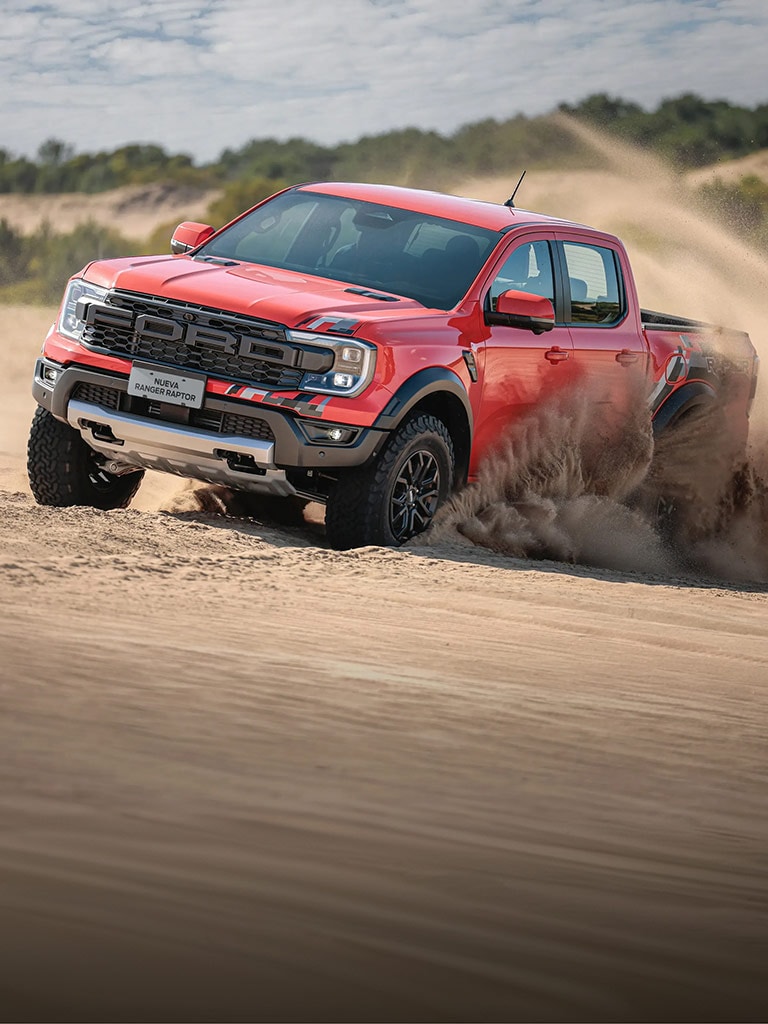 Ford Ranger Raptor vista exterior lateral en paisaje natural