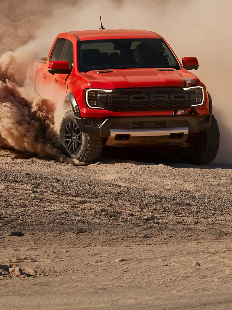 Pick-up Ranger Raptor ángulo frontal sobre arena