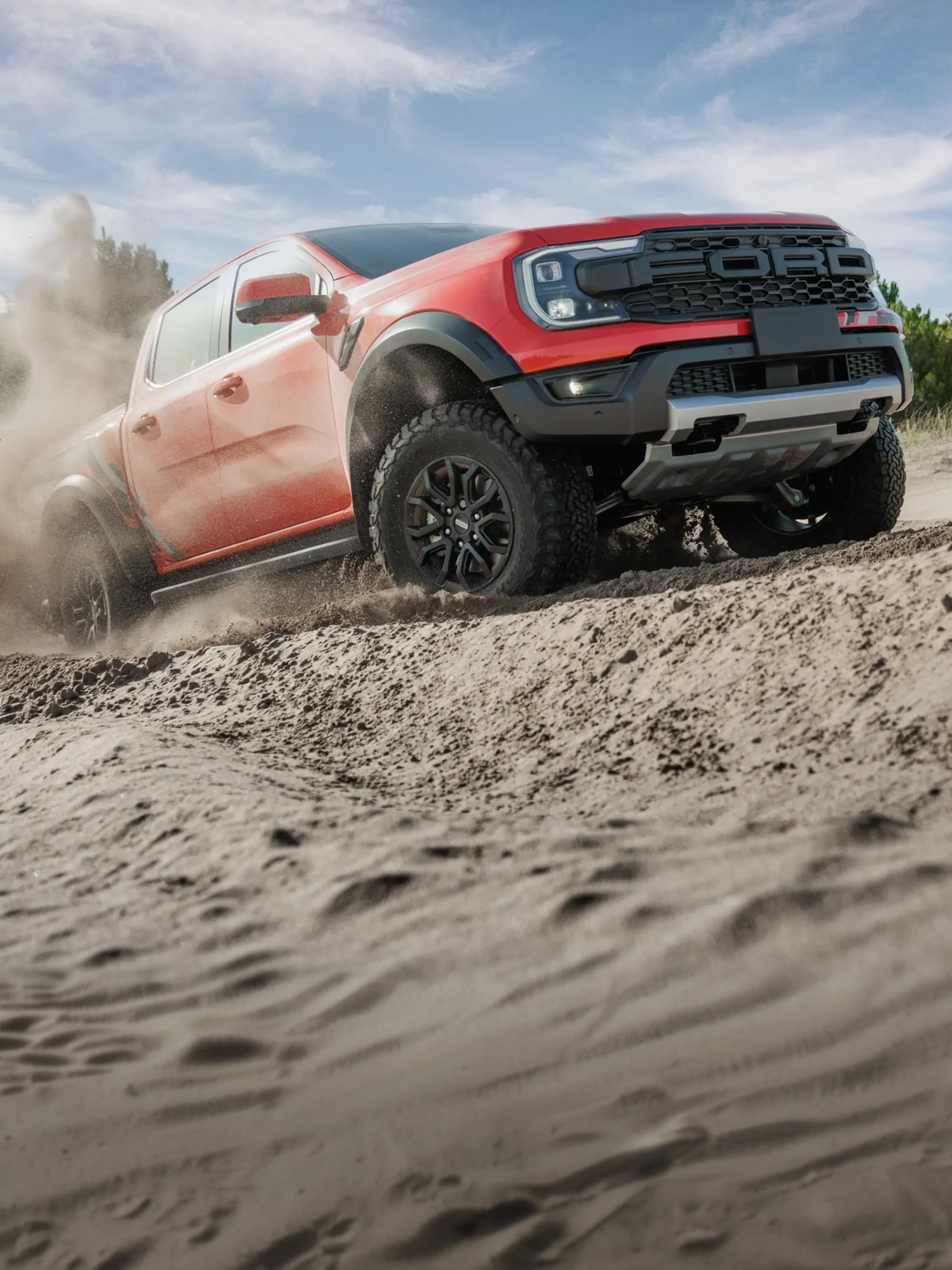 Ford Ranger Raptor vista lateral sobre arena