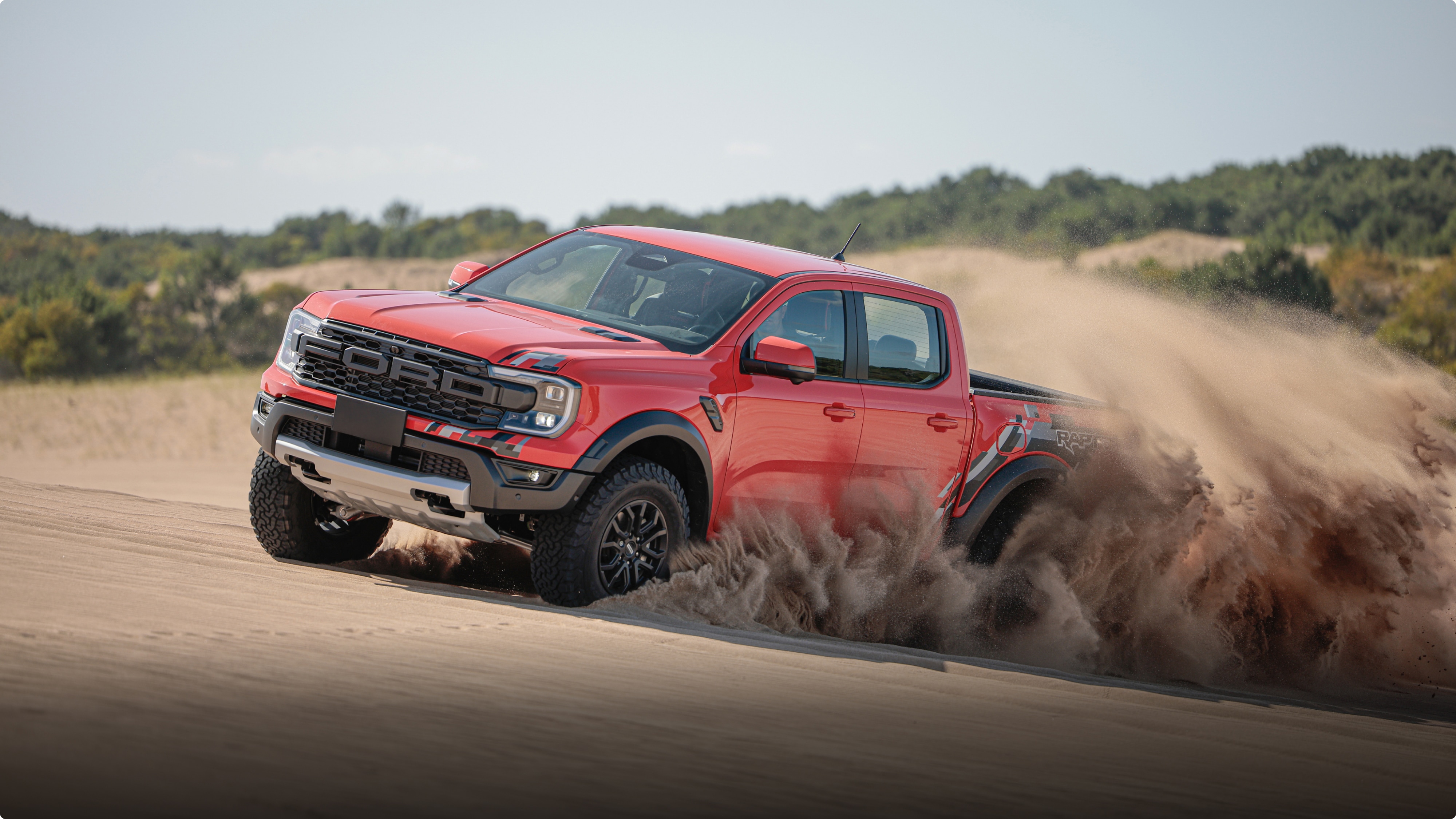 Ford Ranger Raptor superando obstáculos en terreno off-road exigente