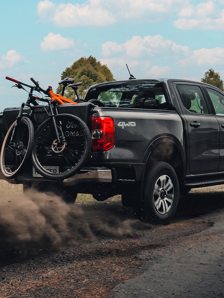 Ford Ranger en exterior con accesorios para llevar bicicletas