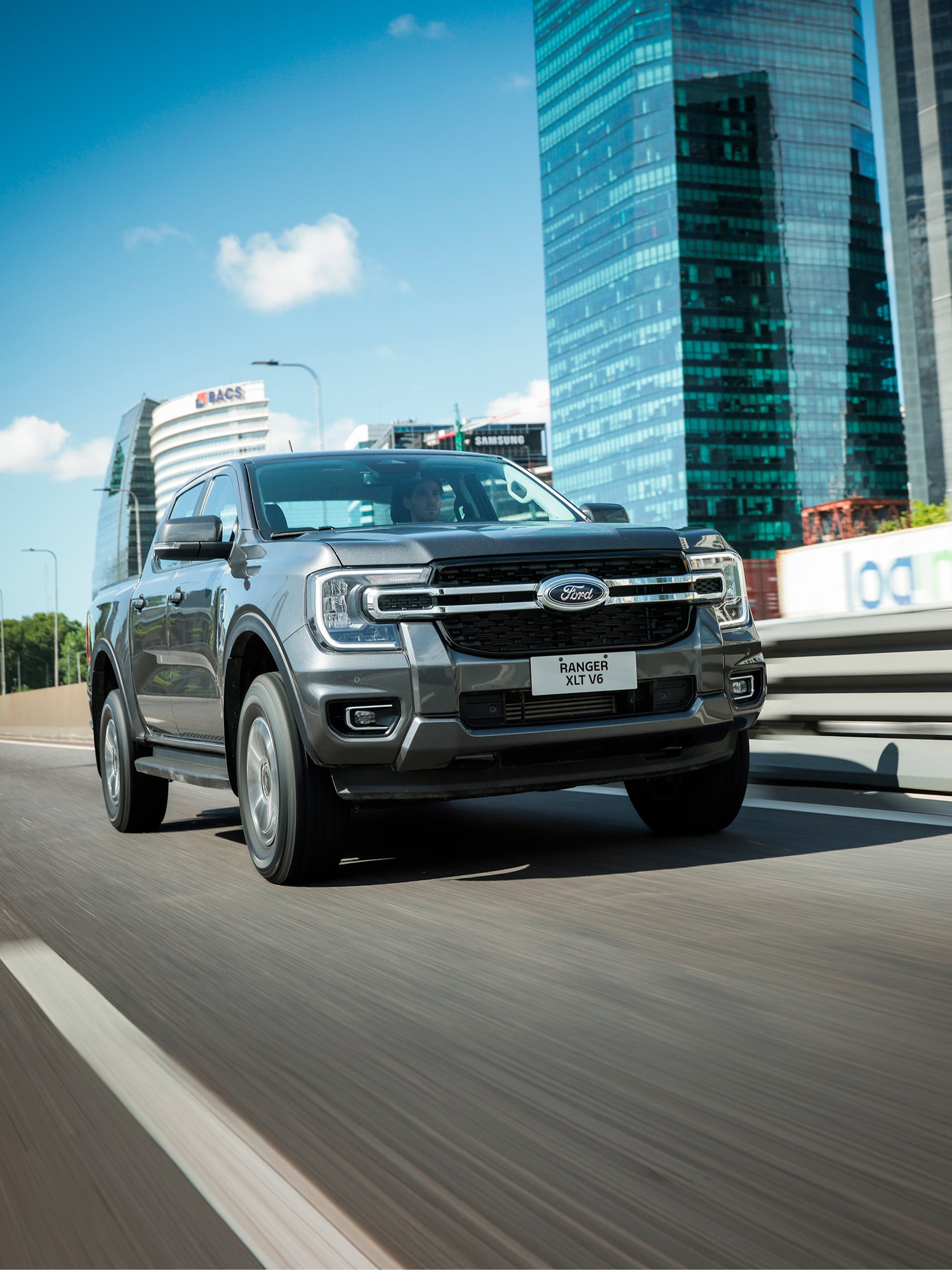 Ford Ranger andando en la calle