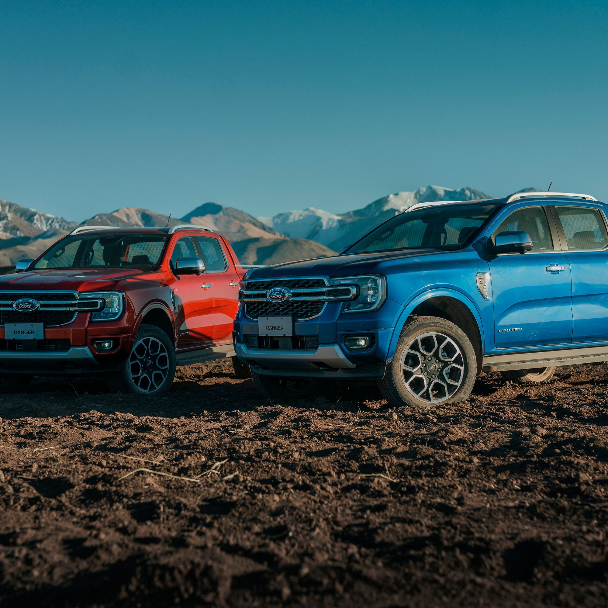 Dos Ford Ranger estacionadas en el campo