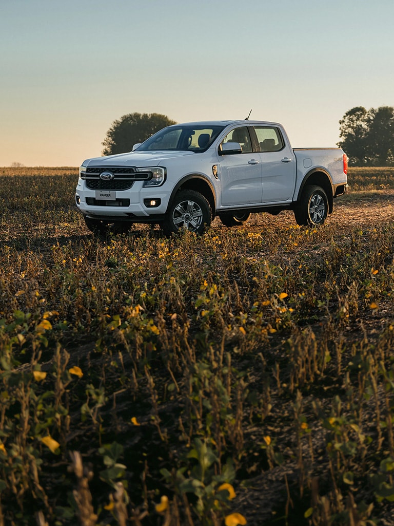 Ford Ranger XLS color blanco en espacio exterior