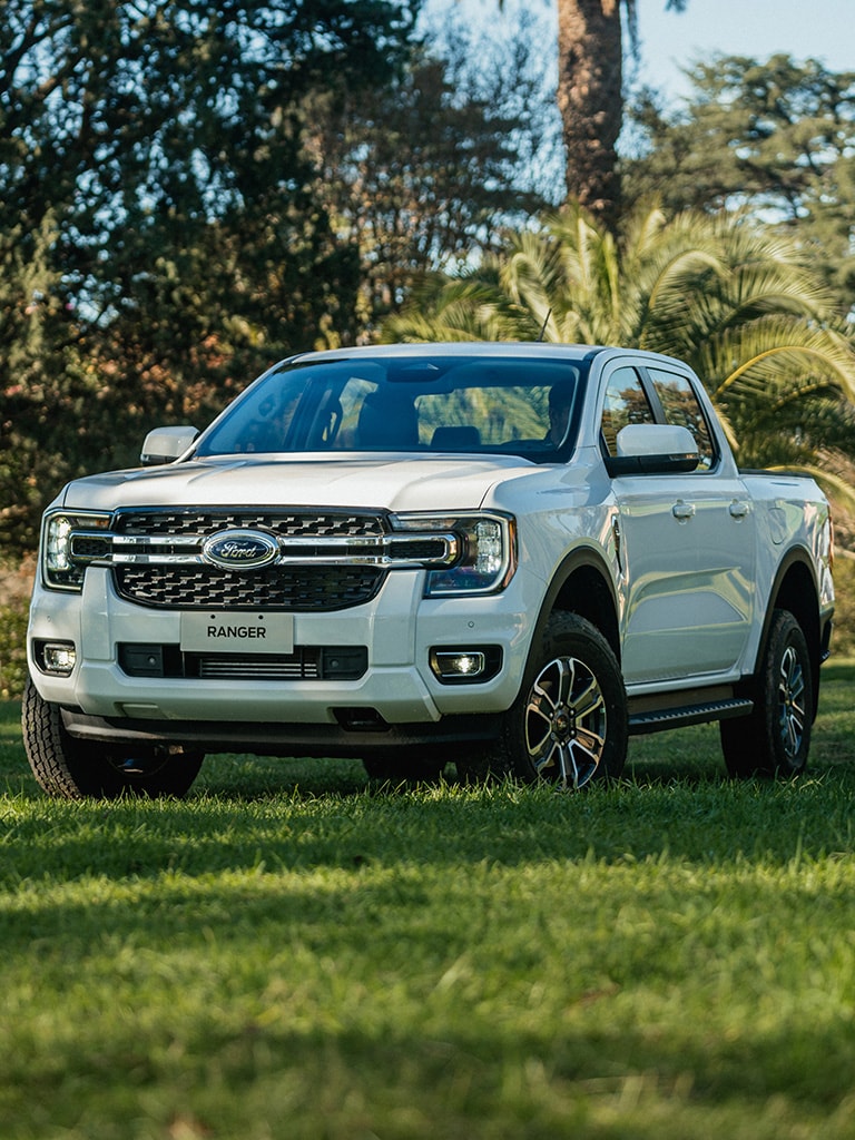 Ford Ranger XLT Bi-Turbo color blanco en espacio exterior