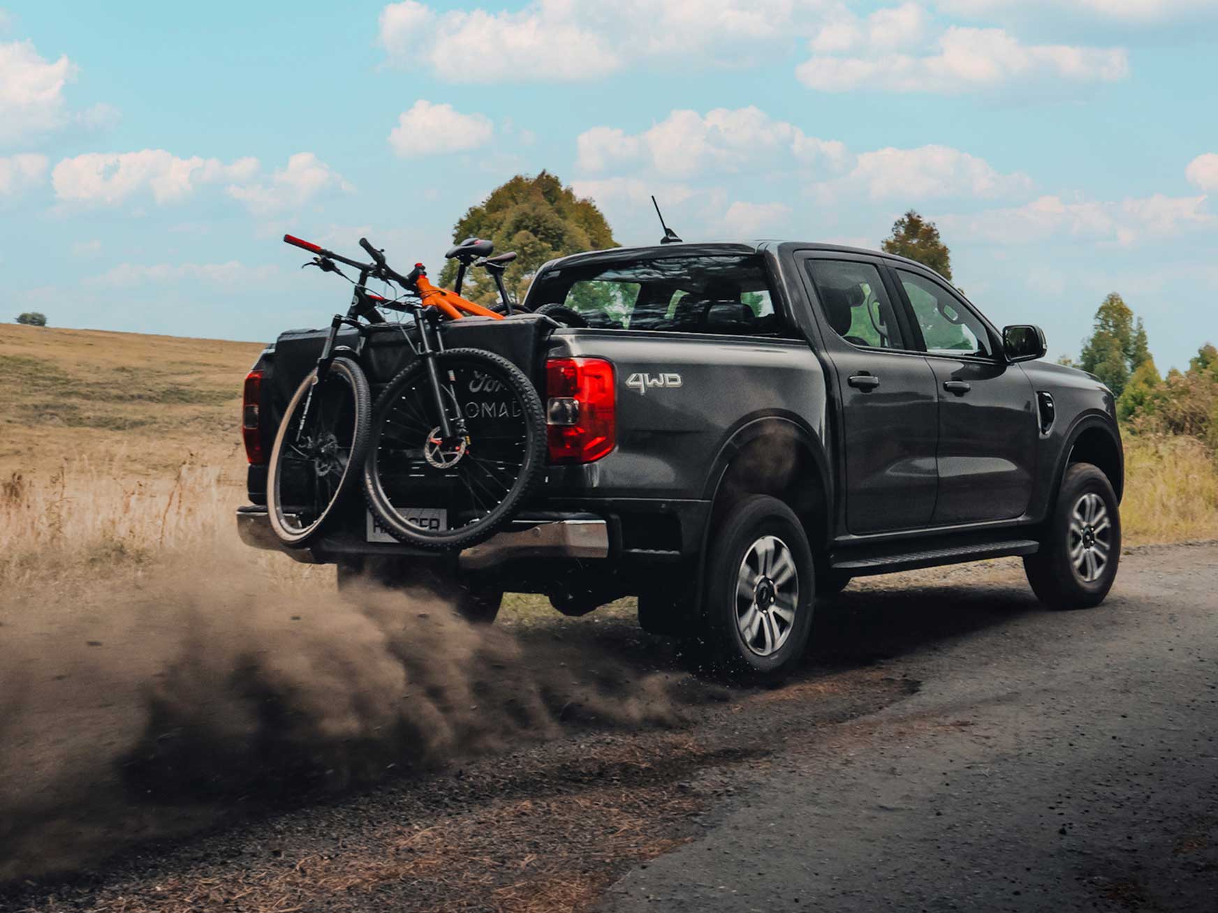 Pick-Up Ranger cargando bicicletas gracias a los accesorios oficiales Ford