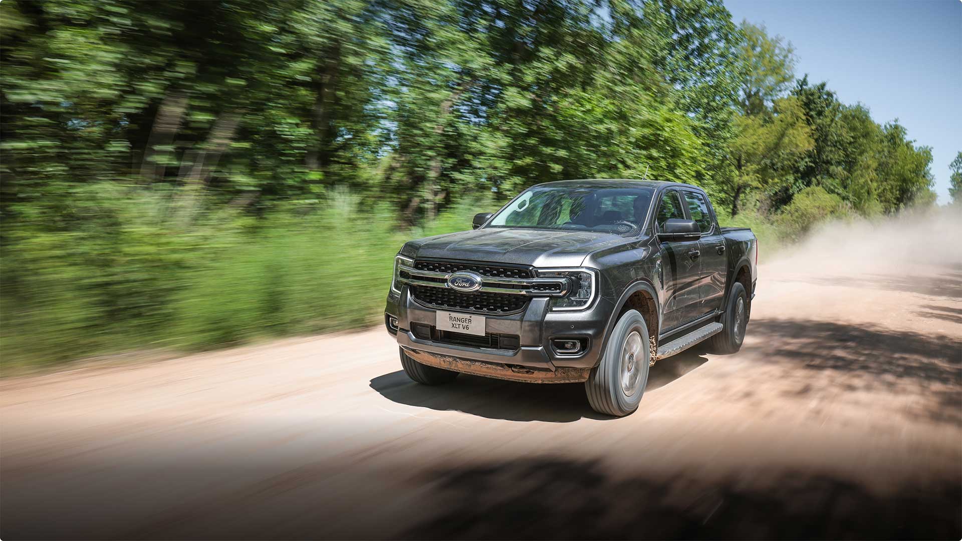 Ford Ranger XLT V6 en camino de tierra