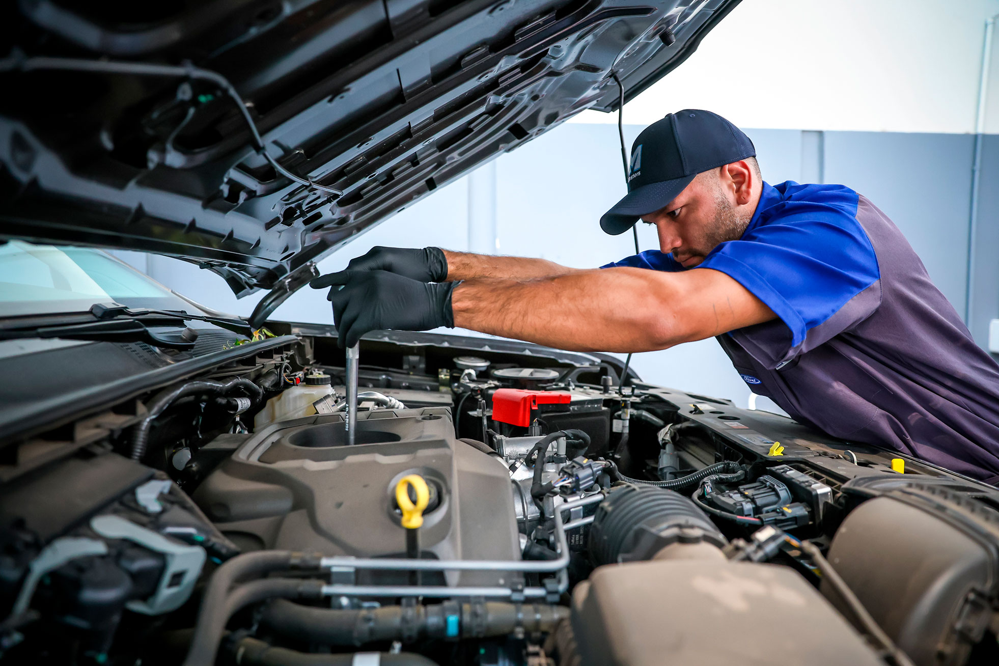 Especialista Ford colocando un repuesto original Ford