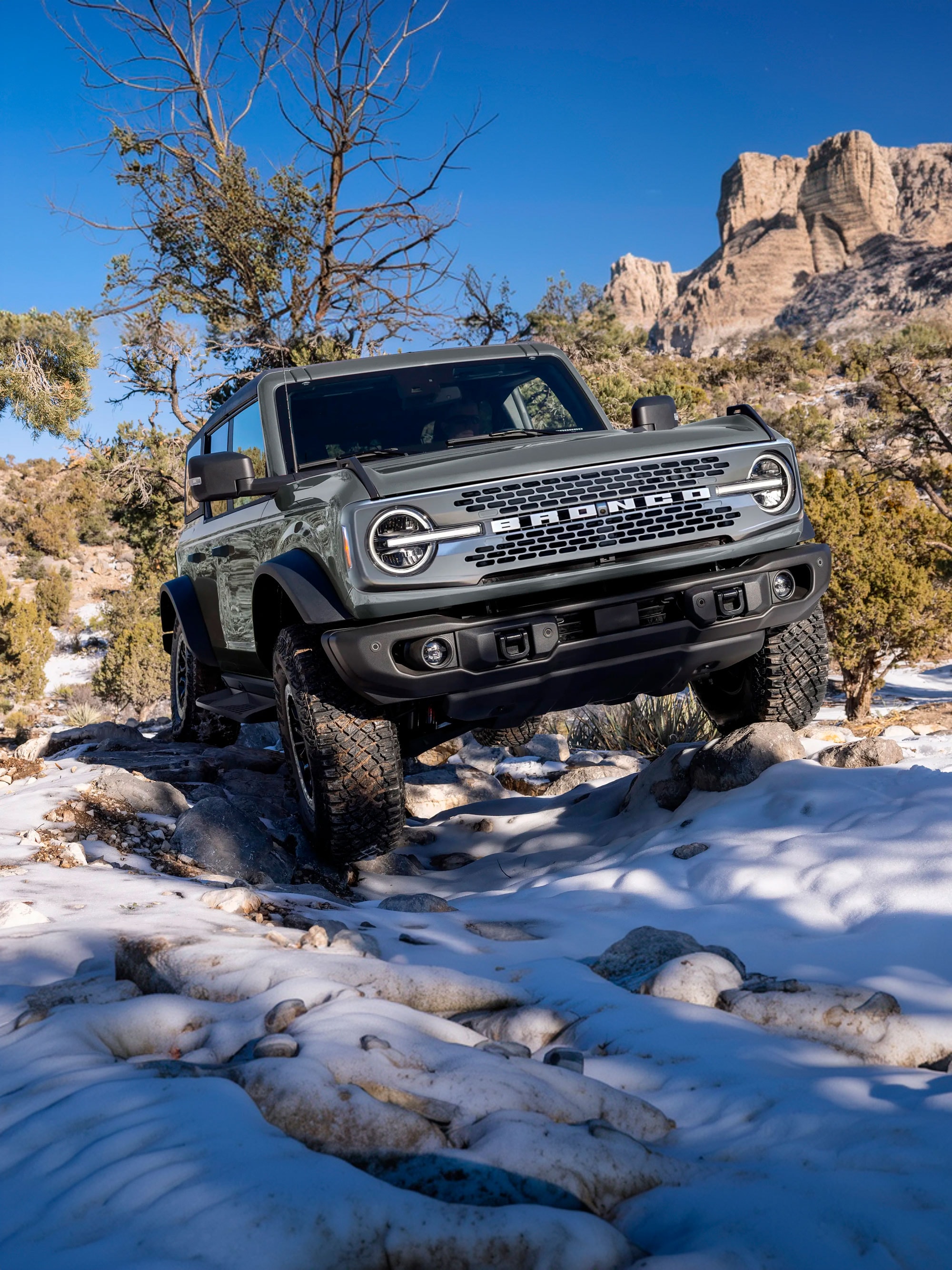 Ford Bronco escalando