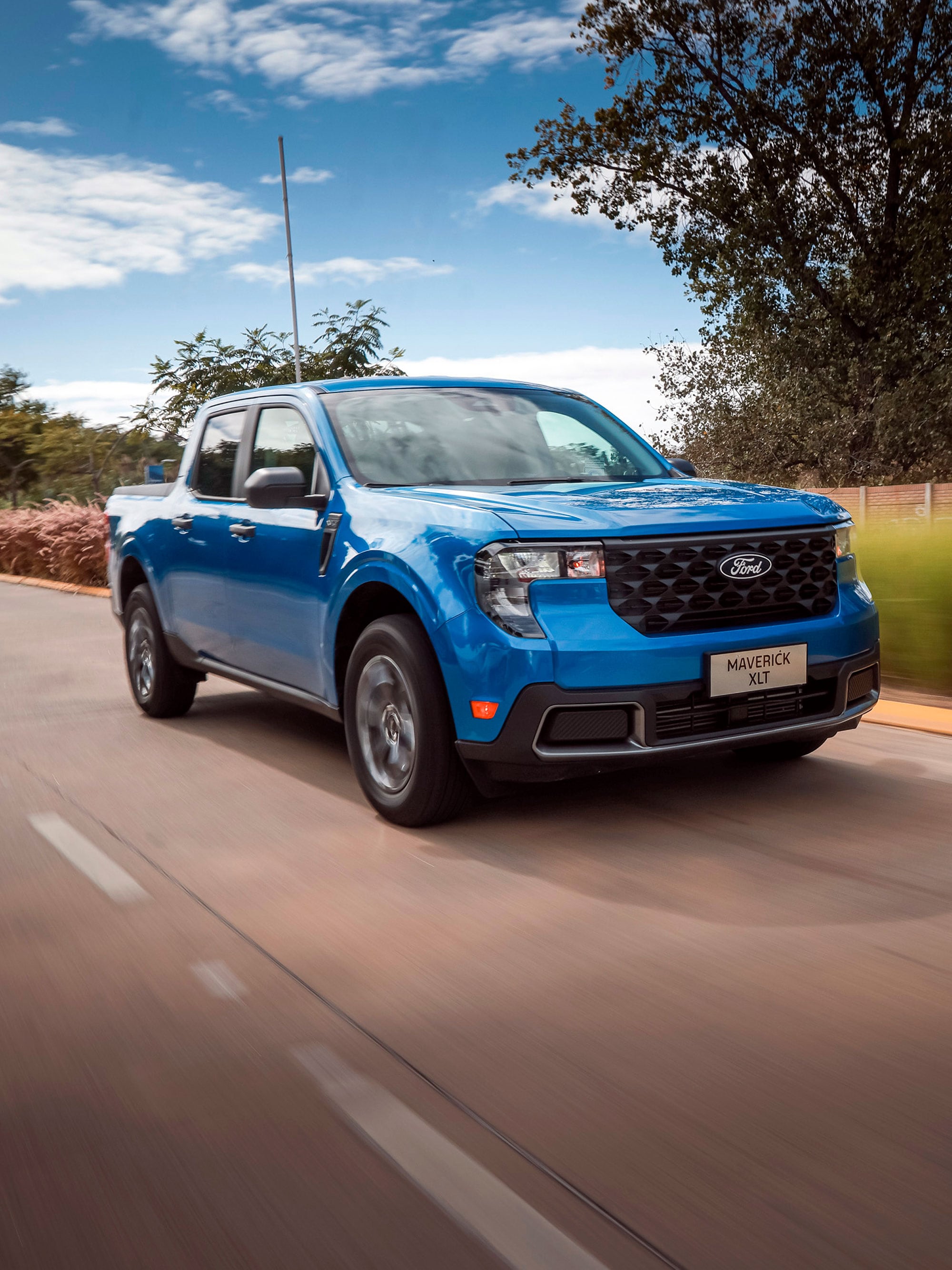 Ford Maverick azul en la ruta