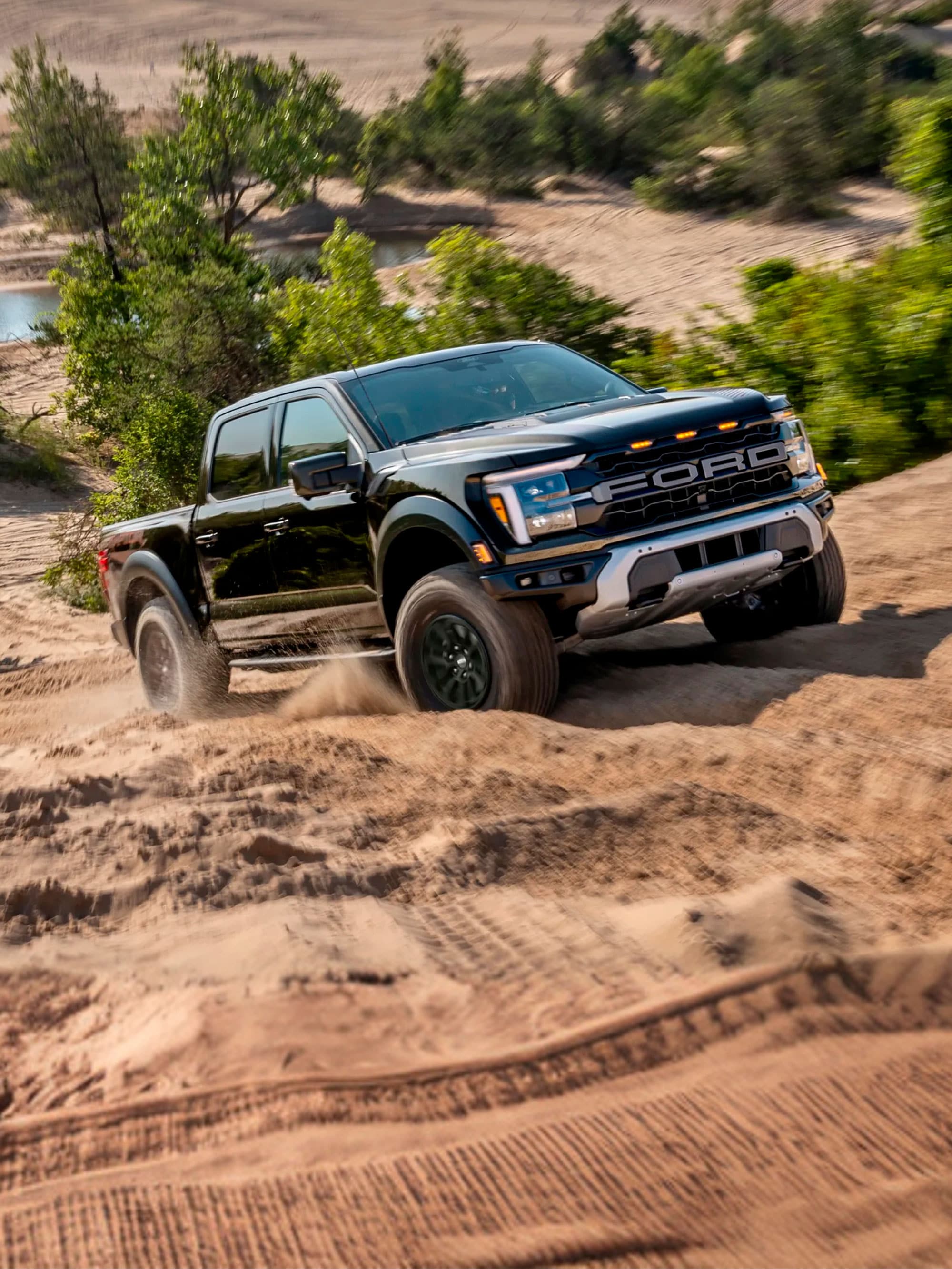 Ford F-150 Raptor subiendo por camino de tierra