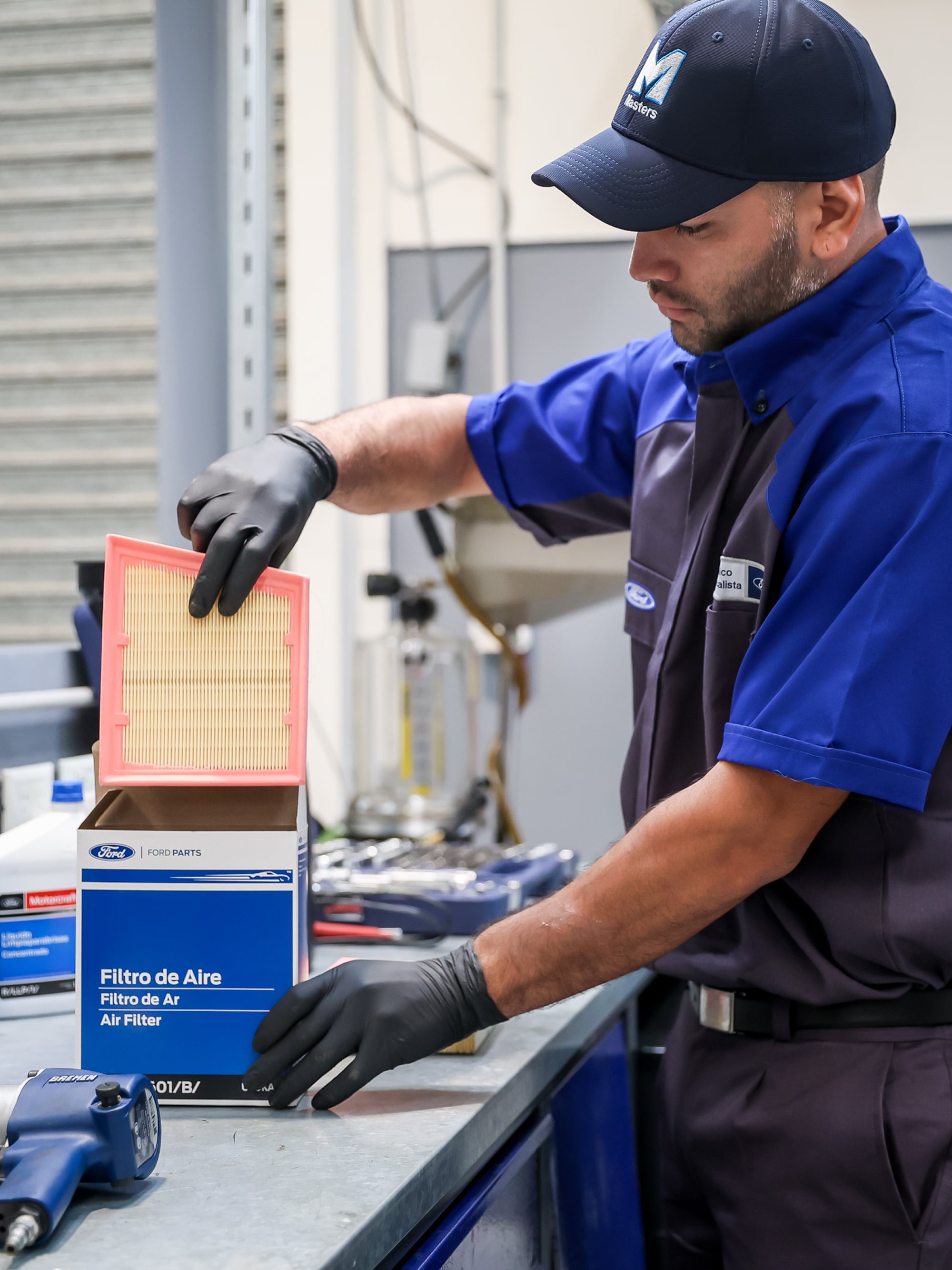 Experto Ford realizando un mantenimiento