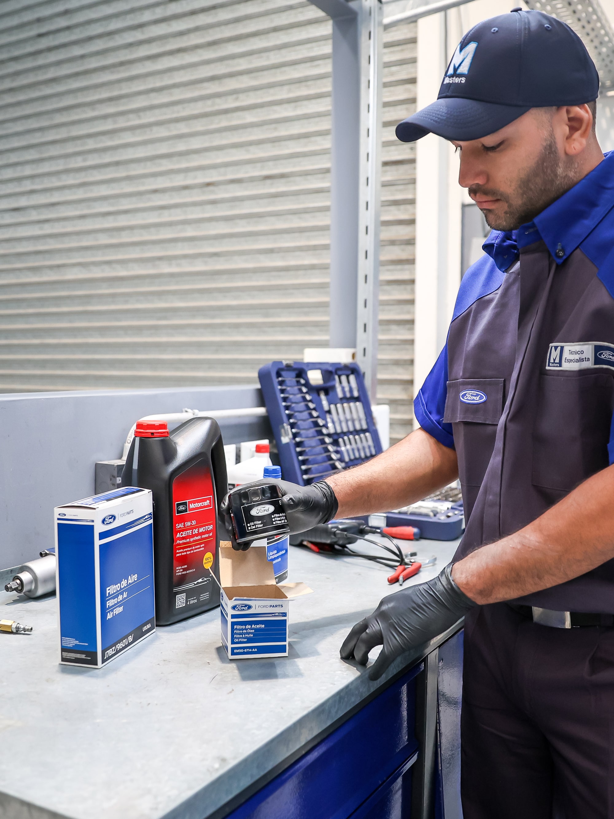 Especialista Ford trabajando sobre un repuesto original