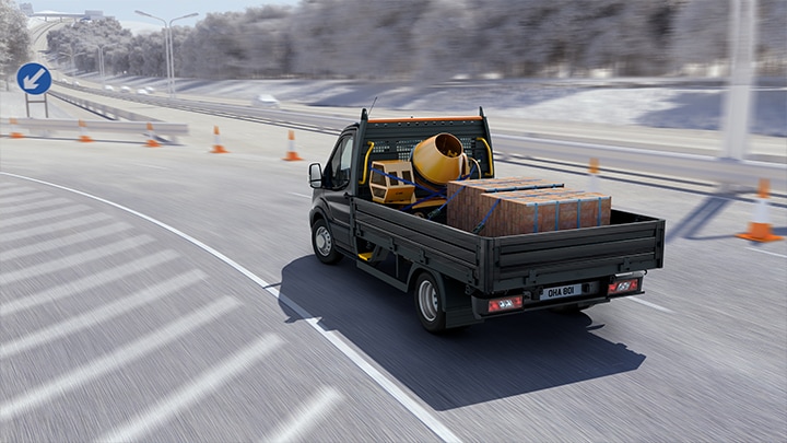 E-Transit Chasis cargando elemetos de construcción en su caja