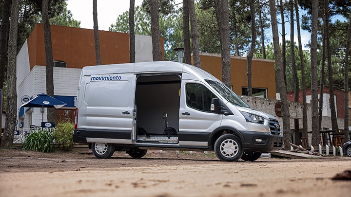 Ford E-Transit Van con puerta lateral abierta