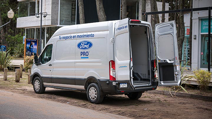 Ford E-Transit Van ergonómica y con accesos amplios