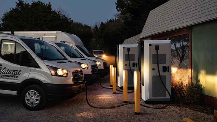 Camionetas E-Transit en cargadores Wallbox de carga lenta