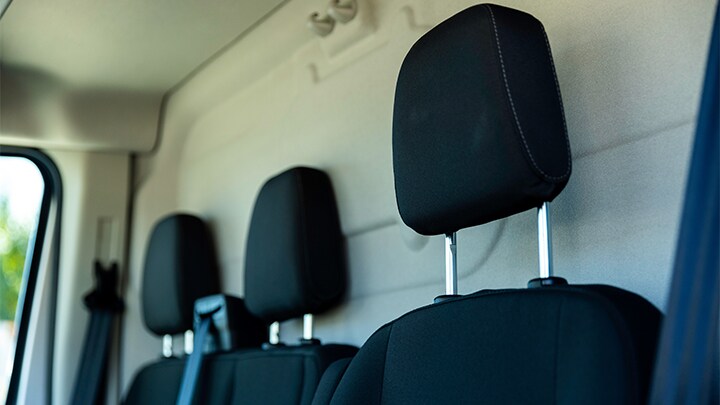 Ford E-Transit con espacio para 3 personas