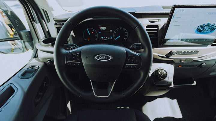 Volante de la E-Transit con control crucero adaptativo