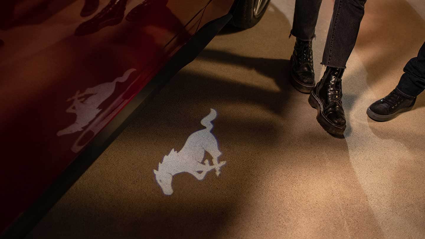 Luces de bienvenida proyectadas en el suelo