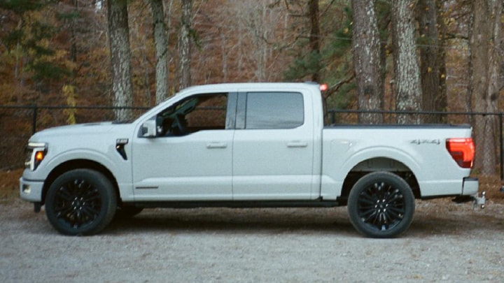 Perfil Ford F-150 Híbrida blanca