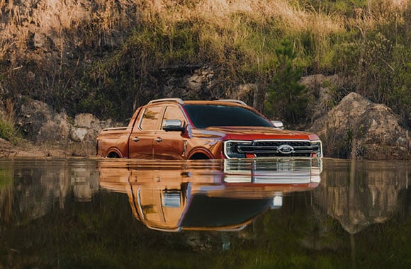 Ford Ranger sumergida en agua gracias a su capacidad de vadeo