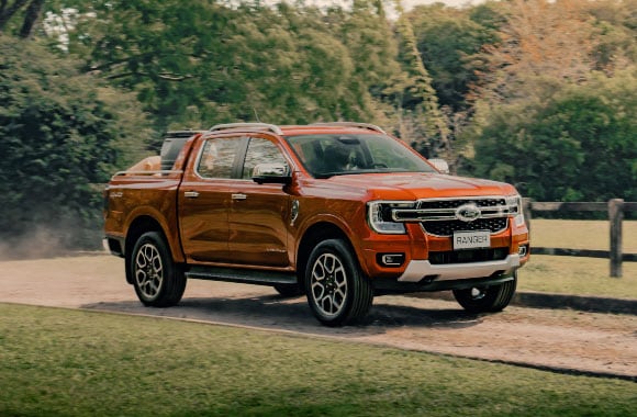 Ford Ranger en el campo con servicio de Guia 360
