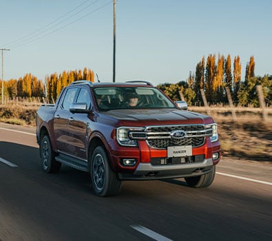 Camioneta Ranger con diseño renovado en la ruta