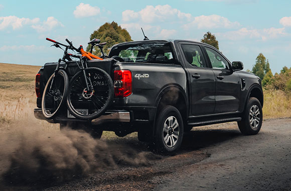 Camioneta Ford Ranger con accesorio porta bicicletas
