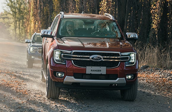 Dos Ford Raner en camino de tierra