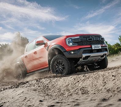 Ranger Raptor en Color naranja subiendo una pendiente