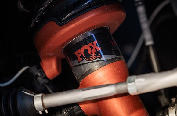 Amortiguadores FOX Racing Shox™ con tecnología Live Valve™