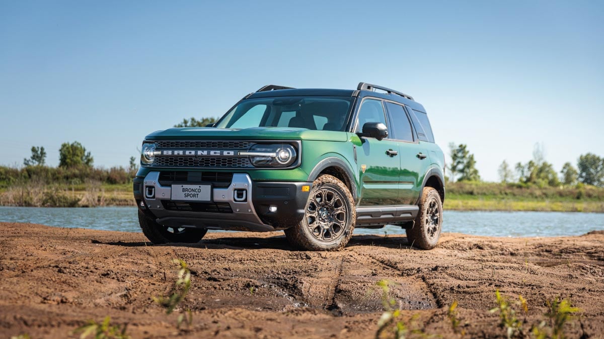 Bronco Sport en una laguna