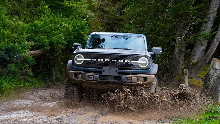 Nuevo Bronco con Motor V6 Bi-Turbo 2.7L en el barro