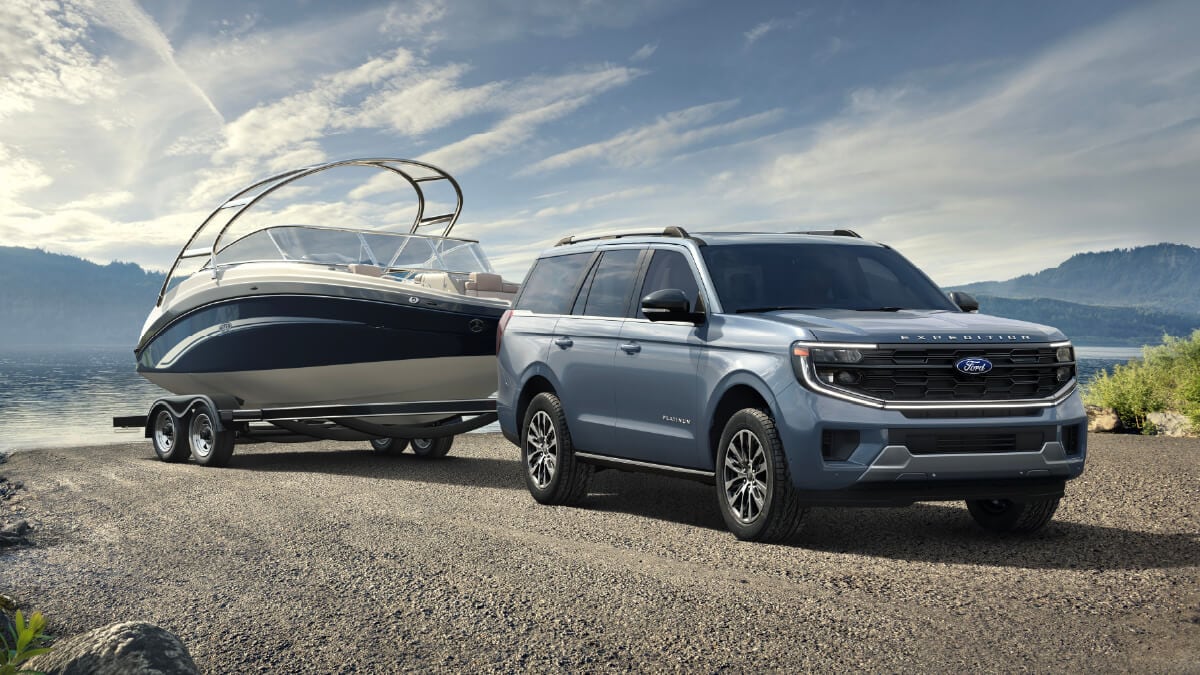 Ford Expedition remolcando una lancha