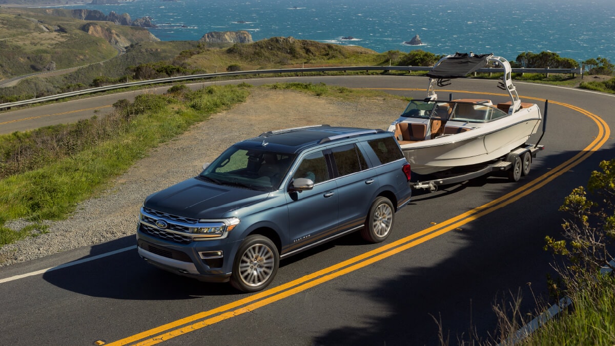 Ford Expedition en la ruta acarreando una lancha