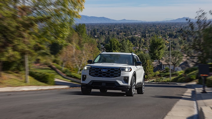 Camioneta Explorer con conducción suave y estable en la ruta