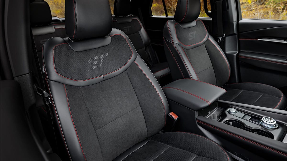 Asientos deportivos con logo ST de la nueva Explorer